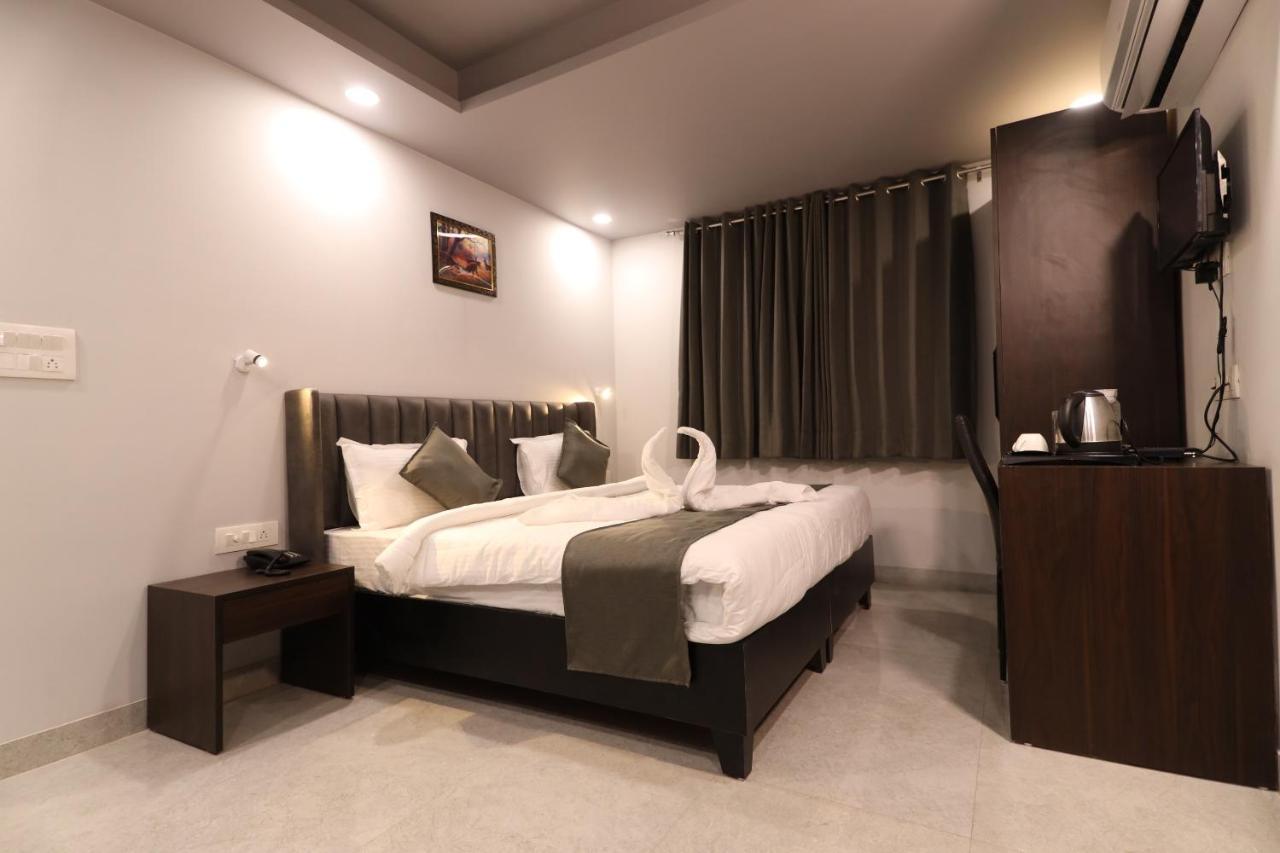 Nirpra Regency Hotel Nueva Delhi Exterior foto